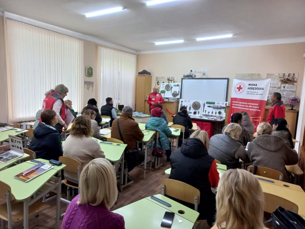 Для вчителів Березанського ліцею провели заняття з мінної безпеки (фото)