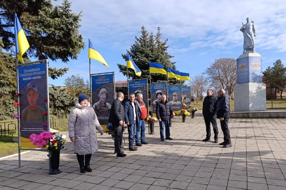 Квіти пам’яті — на знак вдячності за врятовані життя: в Коблівській громаді вшанували пам’ять воїнів (фото)
