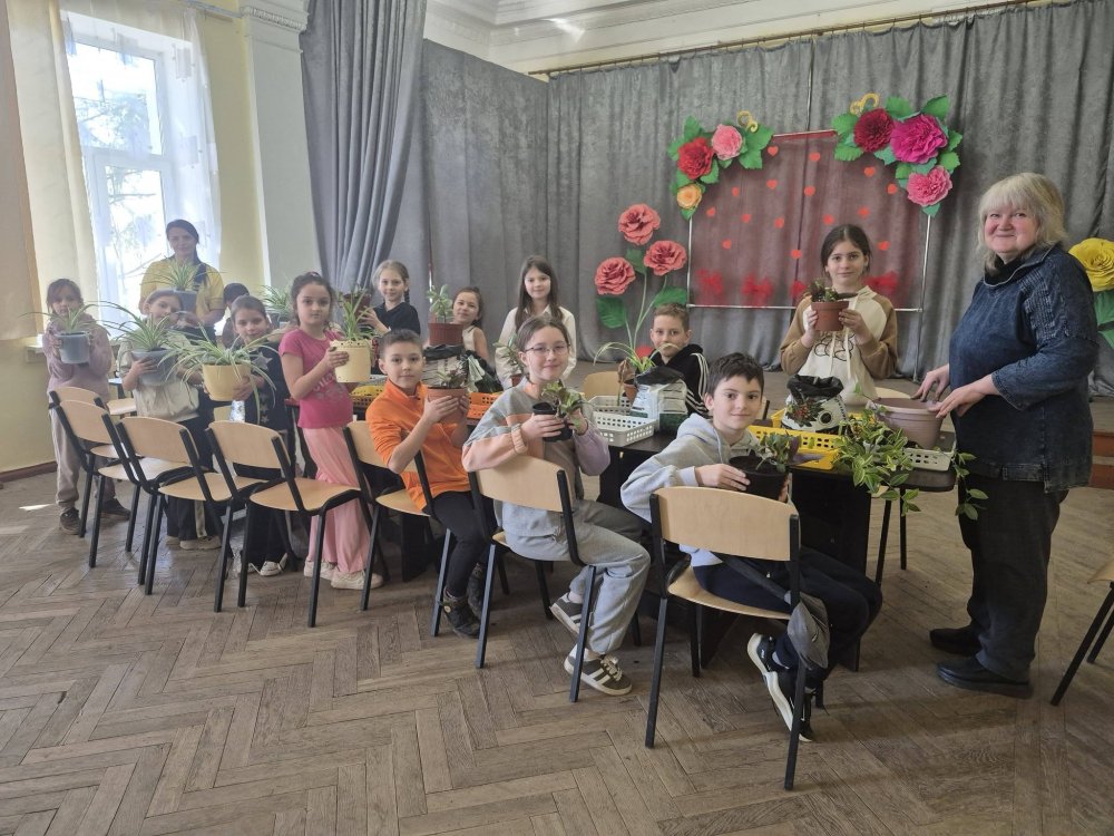 Екологічне виховання: учні Березанського ліцею вчилися висаджувати кімнатні квіти (фото)